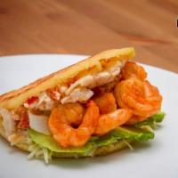 Del Mar · Grilled shrimp with crab meat and avocado / Camarones asado con carne de cangreo y aguacate