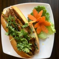 F2. Grilled Chicken Sandwich · Banh mi gao nuong.