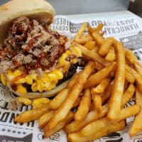 Mac Daddy Burger · Burger with pulled pork and topped with mac n cheese.