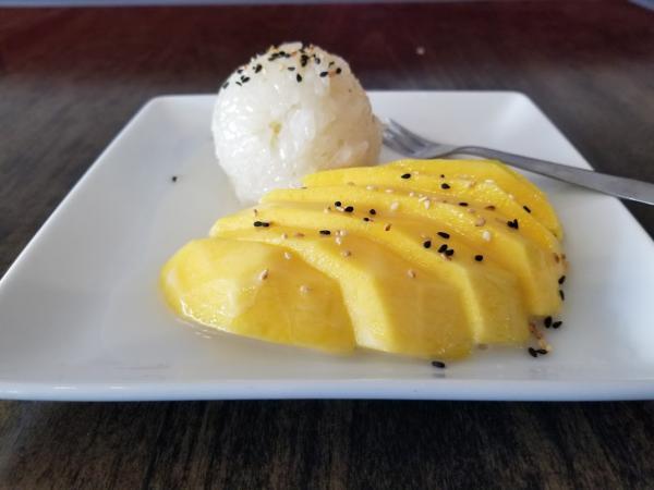 Sweet Rice with Mango · Sweet sticky rice served with mango.