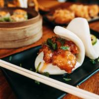 Chinese Chicken Bao · Bao con pollo frito.