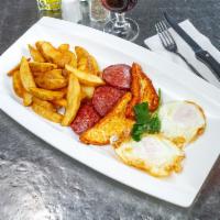 Tres Golpes - Queso, salami y huevo · Cheese, salami, and eggs with a side of your choice.