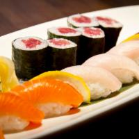 Sushi Deluxe · 9 pcs of assorted sushi and one tuna roll.
