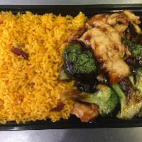 L3. Chicken with Broccoli Lunch · Served with choice of rice and choice of soda, cheese wonton, or egg roll.