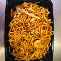 L16. Shrimp Lo Mein Lunch · Served with choice of soda, cheese wonton, or egg roll.