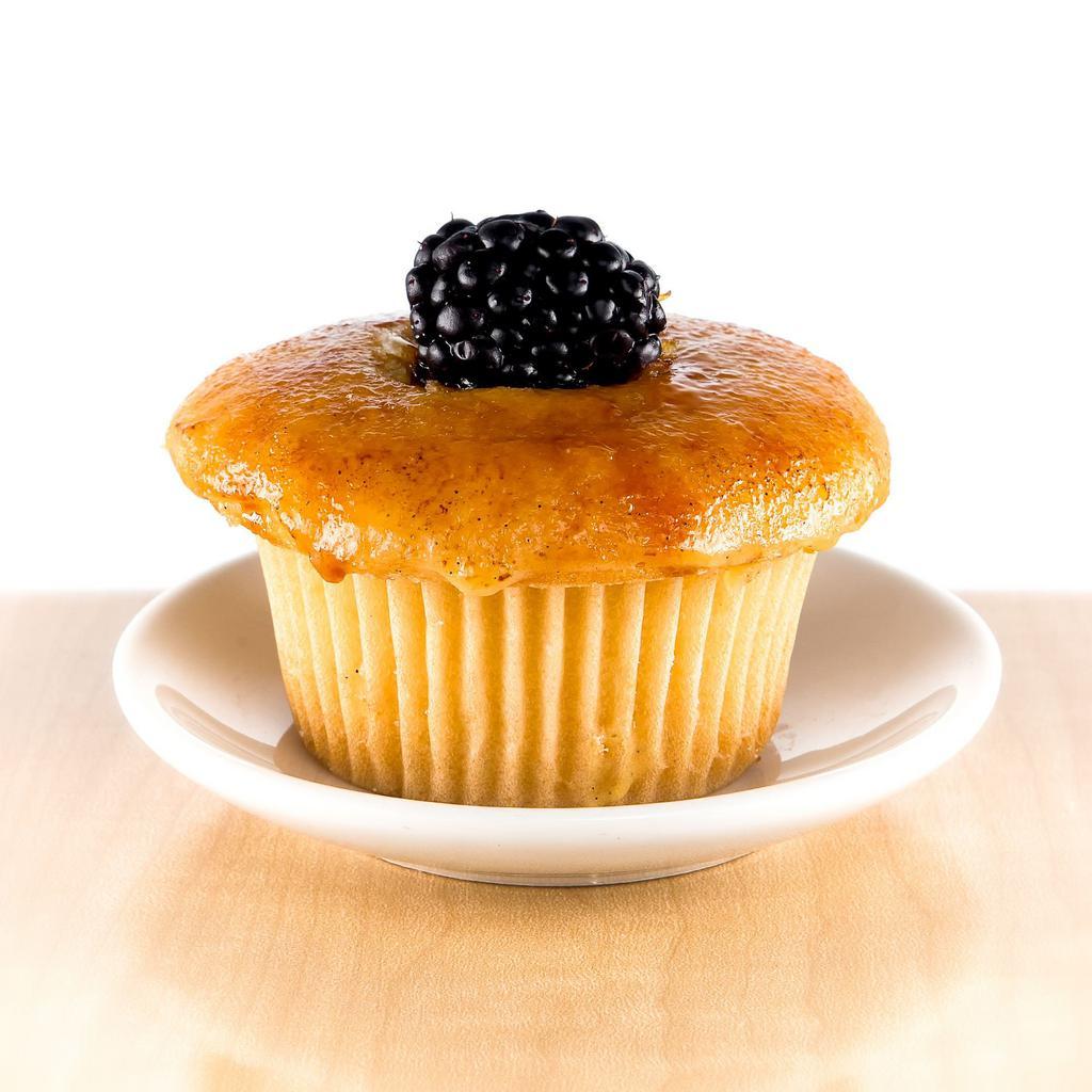 Creme Brûlée · vanilla cake, vanilla bean pastry cream filling, caramelized sugar and a fresh blackberry.

NOTE: This cupcake requires refrigeration within 3-4 hours. 