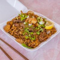 Miki Bihon Specialty Noodle · Combination of thick egg noodles and thin rice noodles
