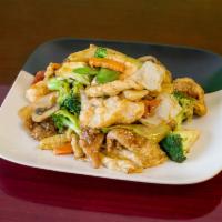 7. Moo Goo Gai Pan Combination · Spiced white meat chicken with mixed Chinese vegetables in a white sauce.
