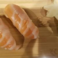 Sake Nigiri · Fresh salmon on sushi rice (2pc)