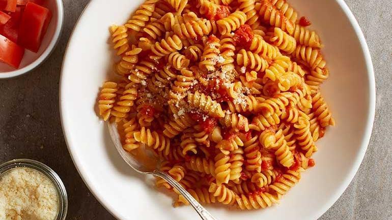 CATERING KIDS FUSILLI PASTA WITH TOMATO SAUCE · 