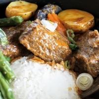 Mussamun Nuer · stewed beef, onions, potatoes, peanut-red curry