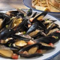 White Wine And Roasted-Garlic Mussels · Roasted tomatoes and green onions. Served with grilled artisan bread.. 880 Cal