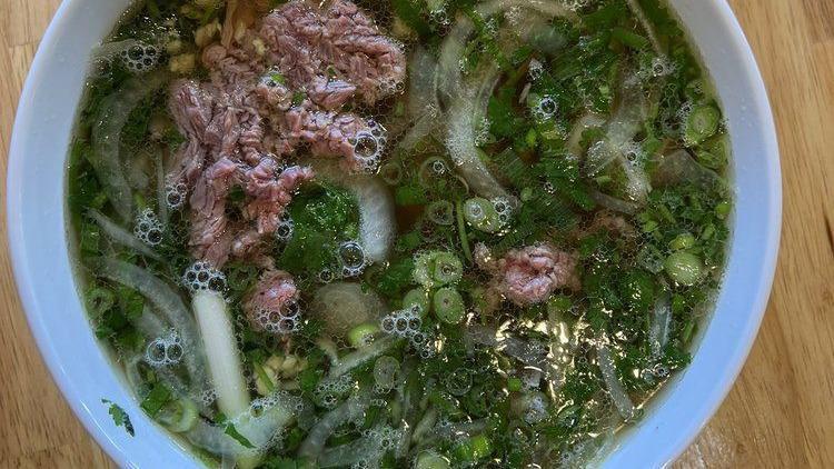 Phở Bò đặc Biệt · Beef combo noodle soup.