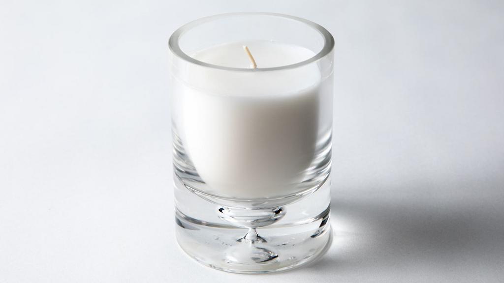 Debi Lilly Scented Glass Candle · Debi Lilly grapefruit ginger scented glass candle.