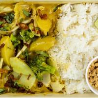 Veggie Green Curry · Green Curry, Vegetable Deluxe, Bean Sprouts, Fresh Herbs, Peanuts, Lime & Fried Shallots