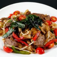 Pad Ke Mao · Spicy wok-fried rice noodle with slice steak, sprout, tomatoes, onion, bell pepper, and basil.