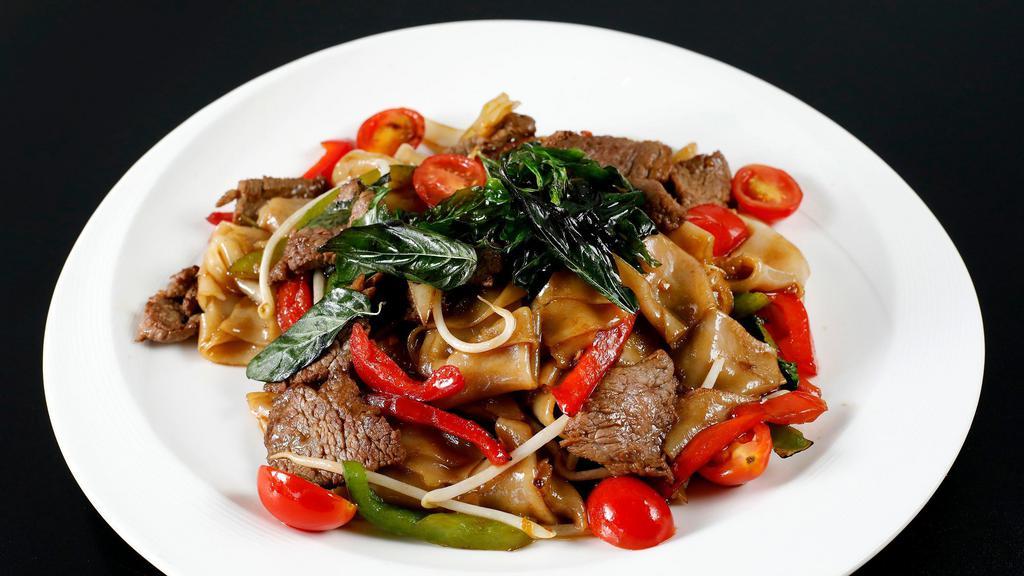 Pad Ke Mao · Spicy wok-fried rice noodle with slice steak, sprout, tomatoes, onion, bell pepper, and basil.
