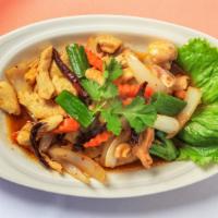 Cashew Nut · Sautéed with Thai chili paste, onions, carrots, mushrooms, yellow onions and cashew nuts.