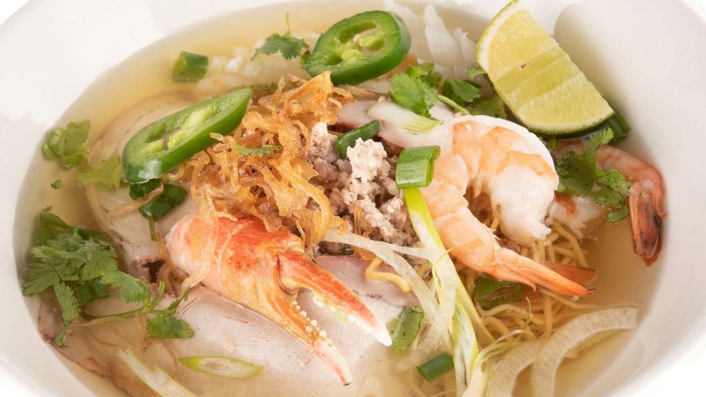 Hů Tìéu Mì Đăc Bìêt · Special rice and egg noodle soup with seafood and sliced pork.