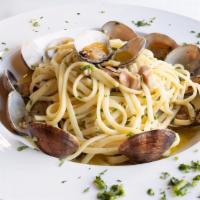 LINGUINE CLAMS · Fresh clams, parsley, and garlic served in a white wine sauce OR red sauce