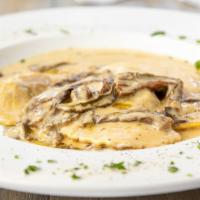 RAVIOLI FUNGHI PORCINI · Ravioli stuffed with porcini mushrooms in a white creamy sauce
