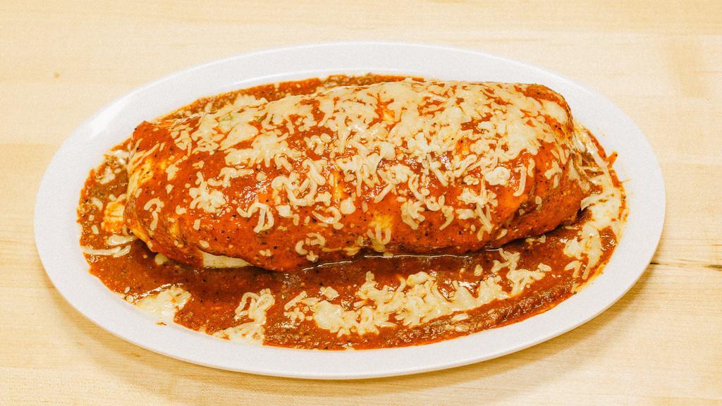 Burrito Mojado · Carne frijol, arroz, crema, queso, guacamole y salsa, opción de salsa roja o verde.