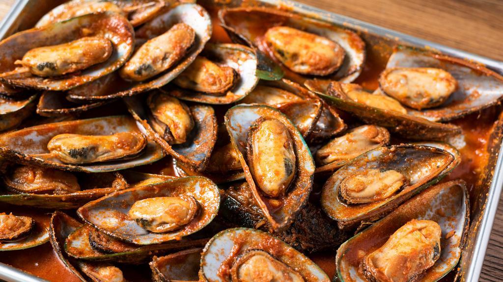 Mussels (1lb) · Garlic butter or cajun sauce.
