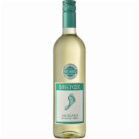 Barefoot Cellars Moscato (750 ml) · Barefoot Moscato is a sweet, lively white wine with a light, crisp acidity. Tropical aromas ...