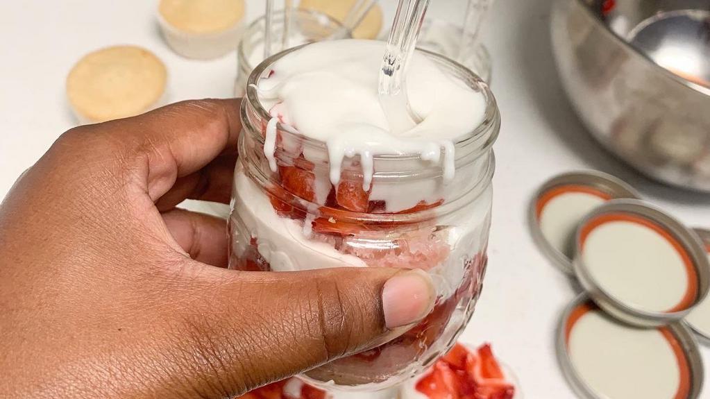 Vegan Strawberry Shortcake Jar · Vanilla cake base topped with fresh strawberries with a coconut based whipped cream
(Go to IG like.dat.vegan for pictures)