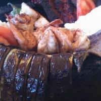 Almuerzo de Molcajete con Camarón / Lunch Molcajete With Shrimp · Pollo frito, bistec de res, chorizo, nopales, queso y cebolla. / Fried chicken, beef steak, ...