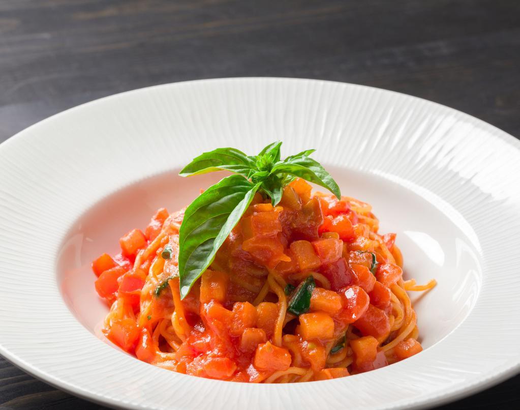 Spaghettini · Spaghetti with fresh tomato sauce, basil & Grana Padano (vegetarian)