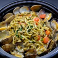 Linguine Vongole · Fresh Clams, Garlic, Fresh Basil and White Wine *Choice of red or white