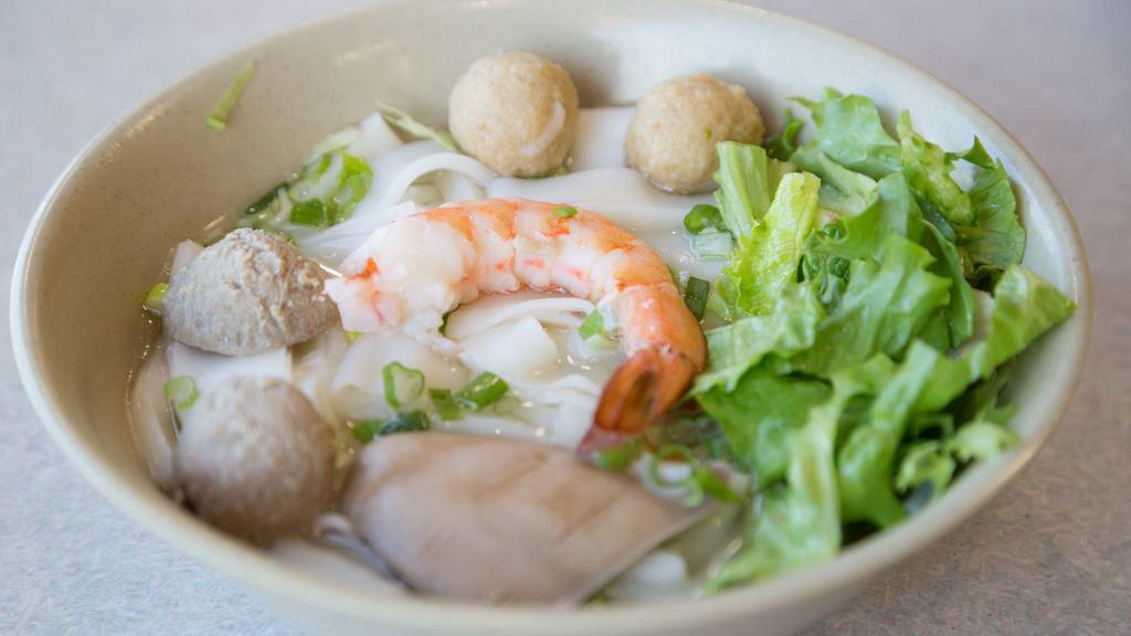 #27 Hủ Tiếu Triều Châu · Combination (shrimp, beef ball, fried fish ball, squid, pork kidney) rice noodle soup.