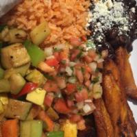 Vegetariano Plato · Grilled legumbres, plantains, rice, beans, crema and queso