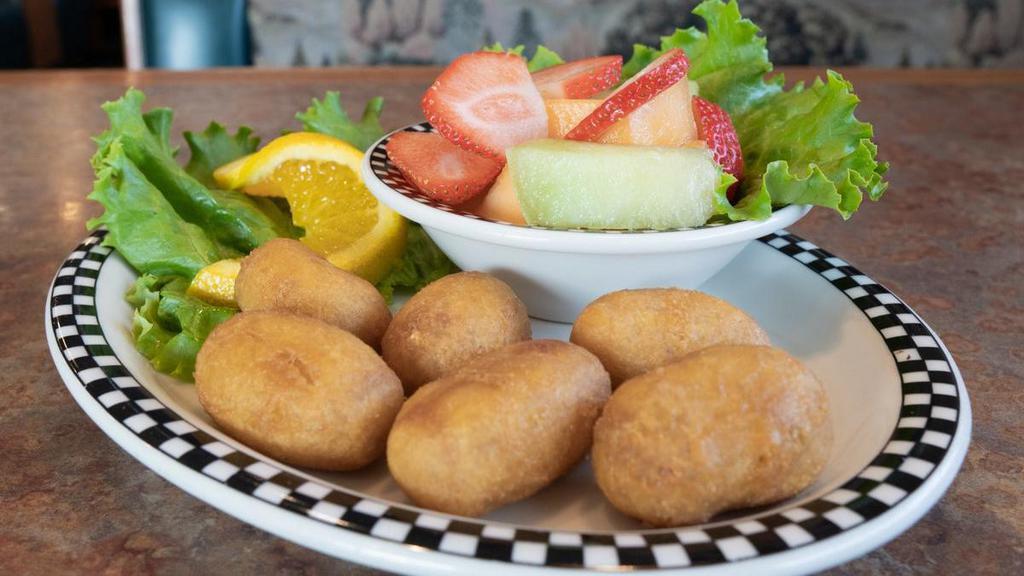 Cubs' Granny Bear’S Mini Corn Dogs 6 Pcs · Served with your choice of French fries or fresh fruit.