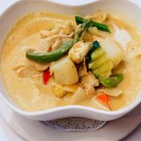 Yellow Curry · Onions, carrots, potatoes, broccoli, cauliflower, zucchini, asparagus and bell peppers.