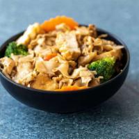 81. Pad Se-Ew · Stir-fried flat rice noodle with sweet soy sauce, broccoli, carrot and egg.