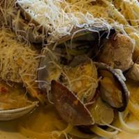 Linguini con Vongole · Fresh Manila clams sautéed with fresh tomatoes in extra virgin olive oil with garlic, chili ...