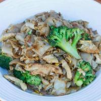 Pad Se–Ew · Pan­fried wide rice noodles with soy bean, broccoli, and egg. Choice of chicken, beef or pork.