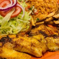 Filete de Tilapia · Tilapia fillet served with rice, salad, and French fries.