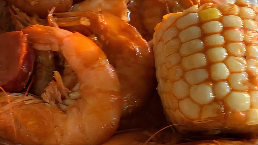 Boiling Shrimp · Camarón y salchichas  cosido y adobado con una deliciosa salsa acompañado de arroz blanco