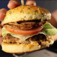 (Classic Cheese burger) Concorde  · 225 gr Beef patty, mozzarella cheese, onion rings, lettuce, tomato.