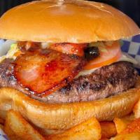 (Texas BBQ Burger) F 22 Raptor  · 225 gr beef patty, onions, bacon, lettuce, mozarella cheese and tomato.