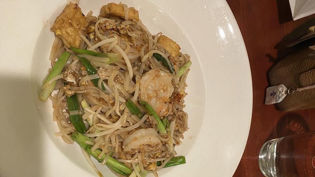 Pad Thai · Thai famous pan-fried rice noodle choice of chicken or prawns or veggie, tofu, egg, chopped peanuts,
green onion & bean sprout.