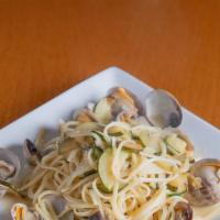 Linguine con Vongole · Manila clams, zucchini with garlic white wine sauce.