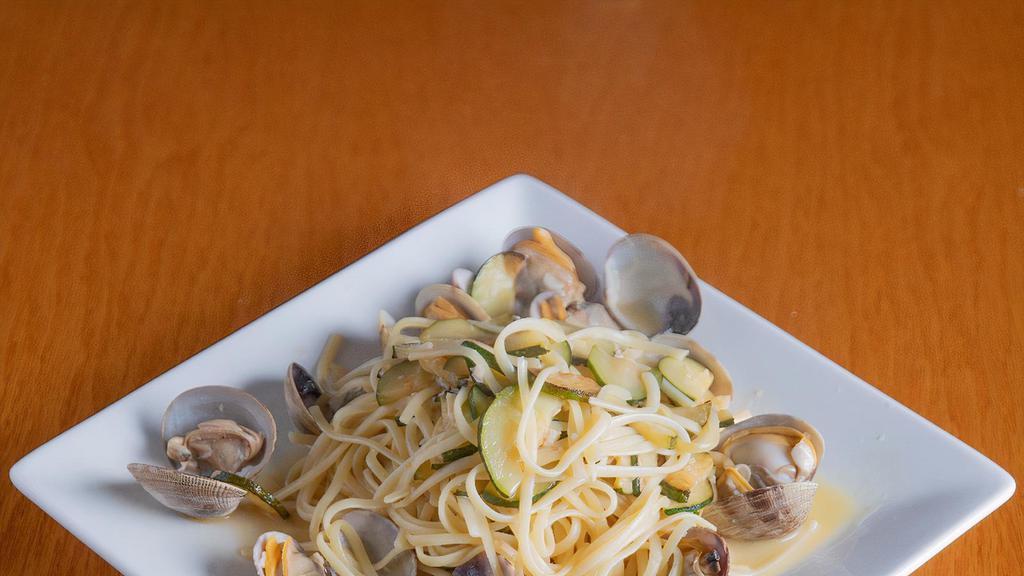 Linguine con Vongole · Manila clams, zucchini with garlic white wine sauce.