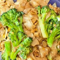 SeEw · Flat noodle with egg, broccoli in soybean sauce
