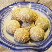 金香芝麻球 /Sesame Balls (6) · Sesame balls with red bean paste.