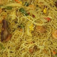 Singapore Style Fried Rice Noodle with Curry · Hot and spicy.