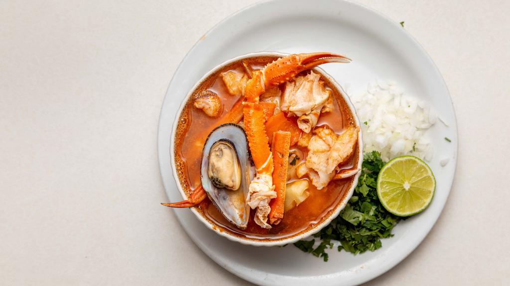 Caldo de Marisco (7 Mares) · Seafood soup.